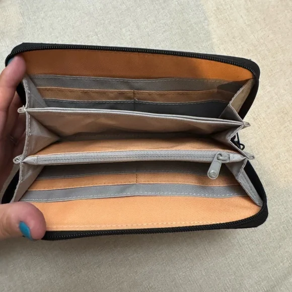 Pacsafe RFIDsafe W200 RFID-Blocking Travel Wallet (Black) - Picture 5 of 5